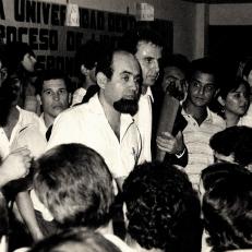 Eduardo Mártires Solís dirige unas palabras en el marco las elecciones de la FCE-UNaM, 1986.